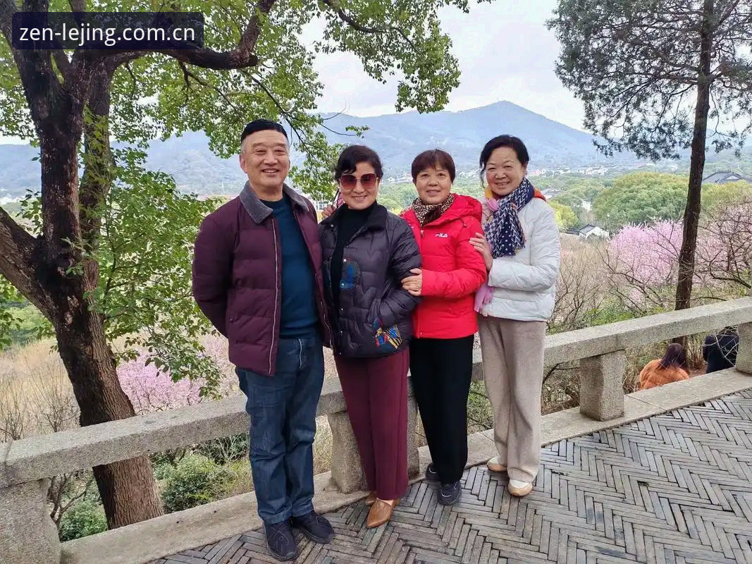 乐竞体育登录官网推荐 那年秋天,我去杭州看望一位多年不见的老友。此人曾是资深游戏策划,后来转行做数据产品经理,多年来对各种电竞平台的浮沉冷眼旁观。坐在龙井茶室里,他掏出手机,一边给我看一个网站,一边说:“这些年为了找资料下了几十个平台,真正让人愿意打开的,没几个。但这个,我从下载到现在小半年了,还在用。”我当时半信半疑,直到他把网页拉近,让我仔细看了几眼“乐竞体育官方品牌站”的布局结构,才意识到,这或许真不是一句恭维。